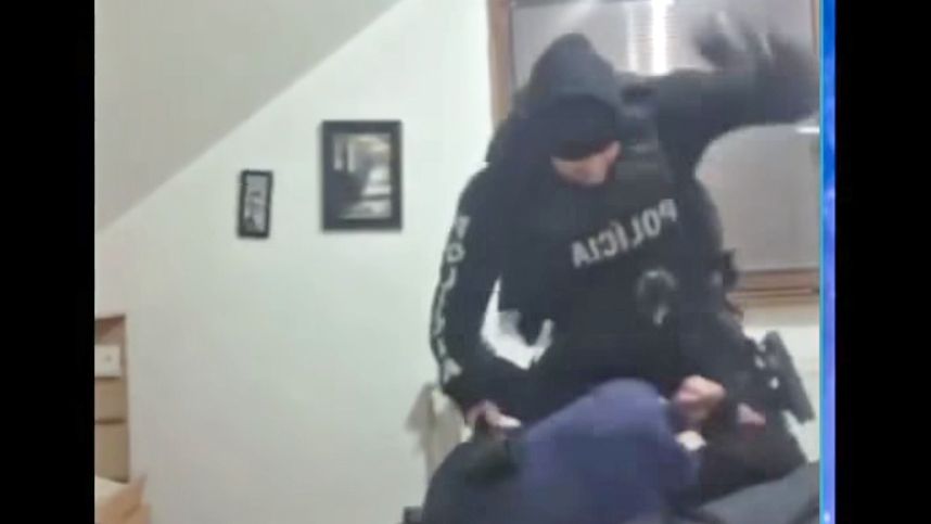 Slovenský policista zbil na ubytovně česky mluvícího muže, ten zrovna živě vysílal